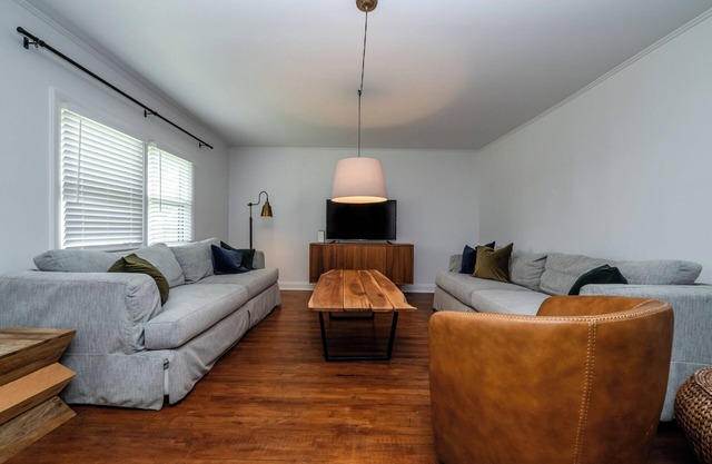 Three Oaks Home With Three Night Summer Min!