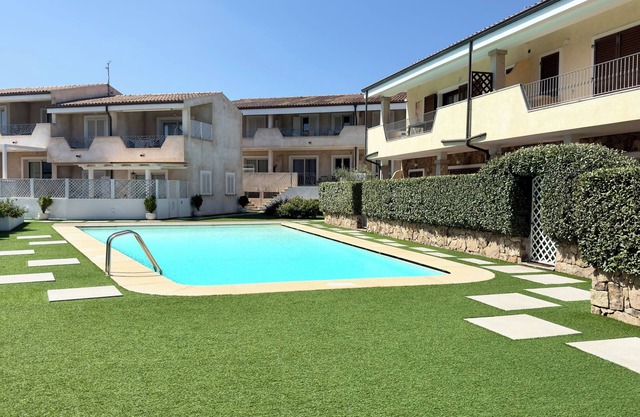 Three-room apartment Palau. Residence with swimming pool.