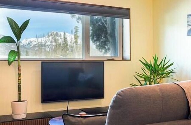 Three Sisters Mountain views/Basement Suite