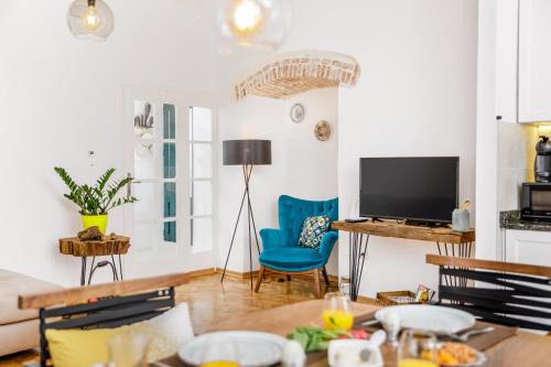 Three square apartment