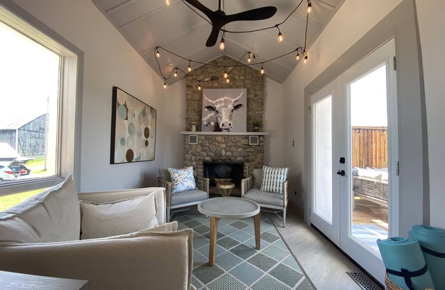 Thunderbird Farm - Luxury 5-Bedroom Farmhouse w/Pool & Hands-On Farm Experience