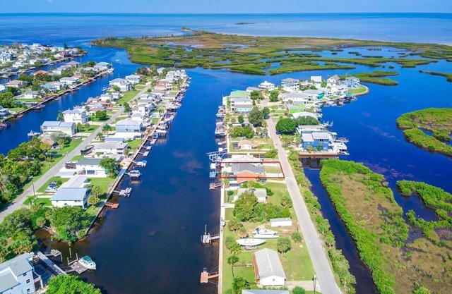 Tidewater: Bring your boat, backyard beach,kayaks.