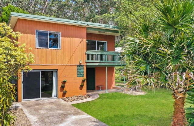Tidy retro house located within walking distance to Manyana Beach