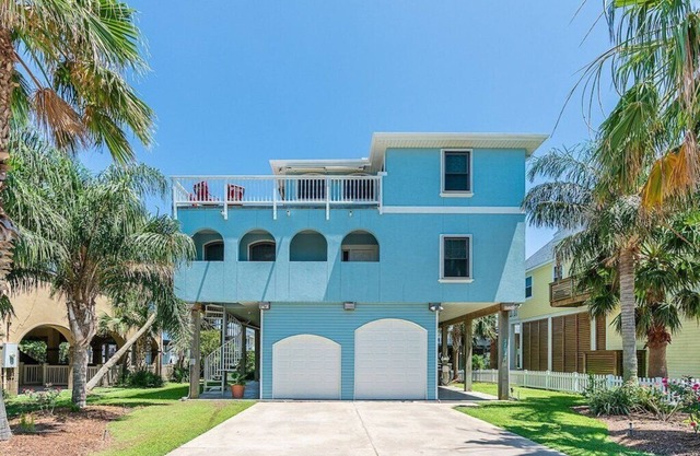 Tiki Oasis: Bay Views/Boat Slip/Kayaks! Sleeps 17
