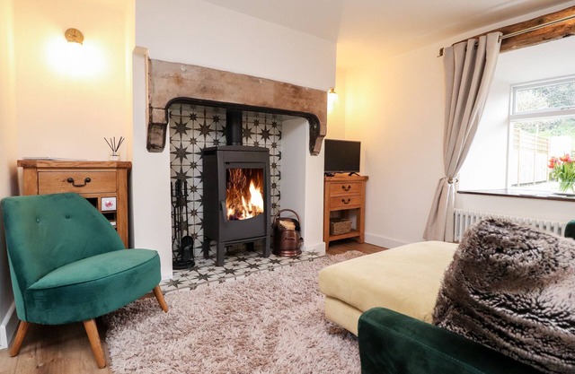 TILLY'S PLACE, pet friendly, character holiday cottage in Heysham