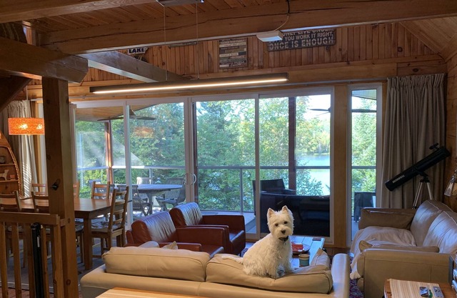 Timber cottage with hot tub & sauna. Chalet de bois timber avec spa & sauna.