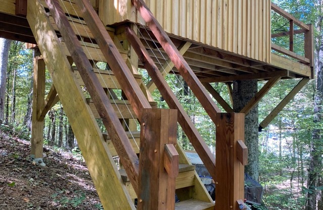 Timber-frame treehouse along the Ocmulgee River; short drive from I-75