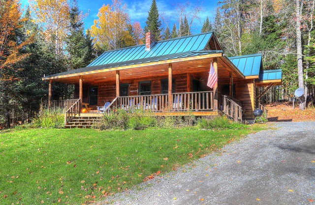 Timber Lodge 4 Bedroom/2 Bath home - great for snowmobiling and short drive to Saddleback Mountain!