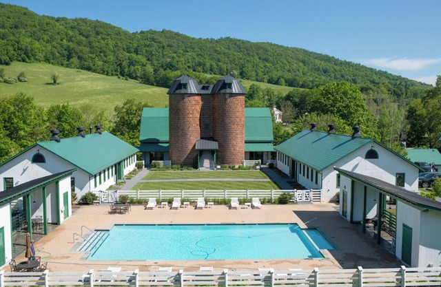 Timeless, Historic Manor with modern amenities and charming garden for relaxing