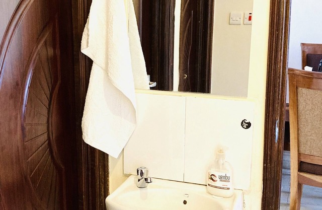 Tinina's Home: spacious, easily accessible, very Clean, secure and free parking