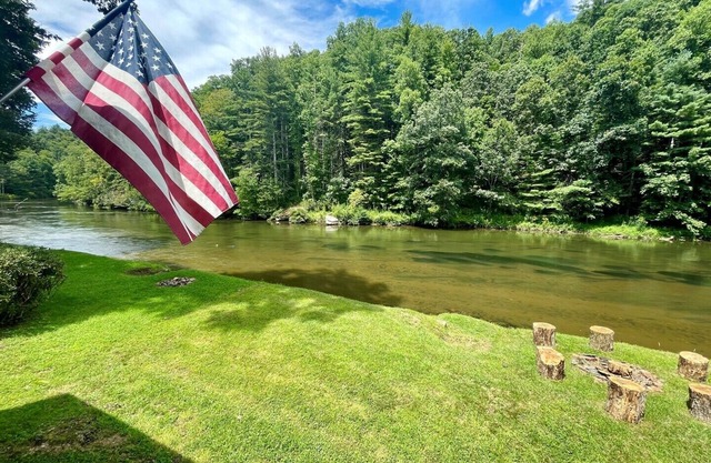 Tiny Ashe Cabin-Riverfront, Firepit, Kayaks, Wifi, Small Dog Friendly, Grill
