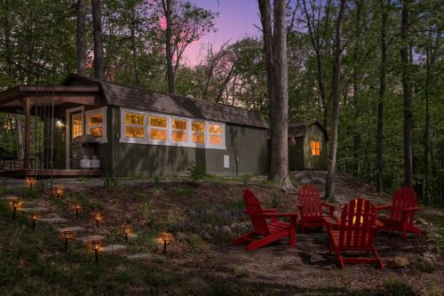 Tiny Cabin w Fire Pit Game Room and Dog Friendly