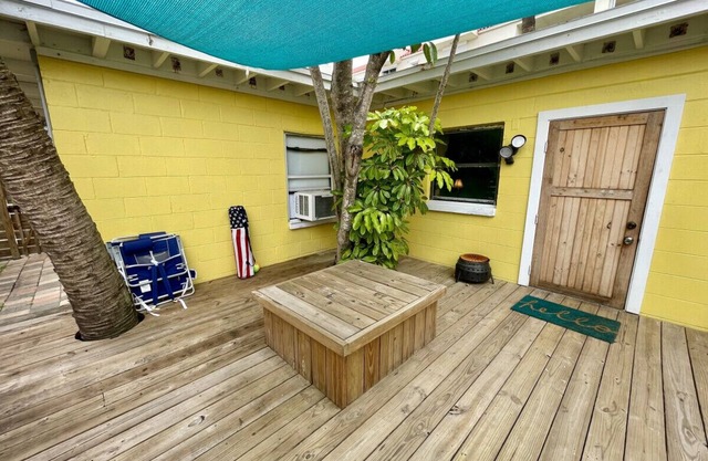 Tiny Cottage - 1 Bed/1 Bath w/Beach Across Street