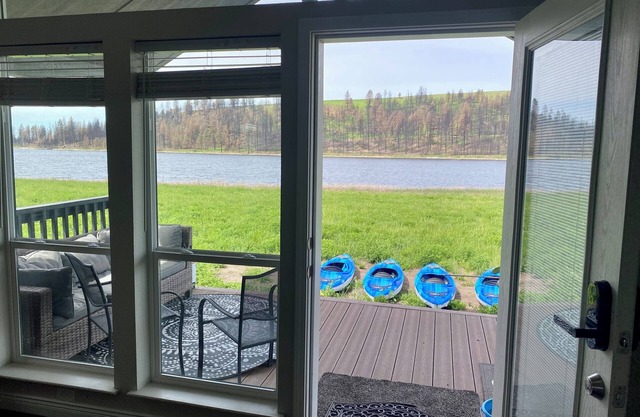 Tiny Farmhouse on the Lake -Lakefront- Kayaks available!