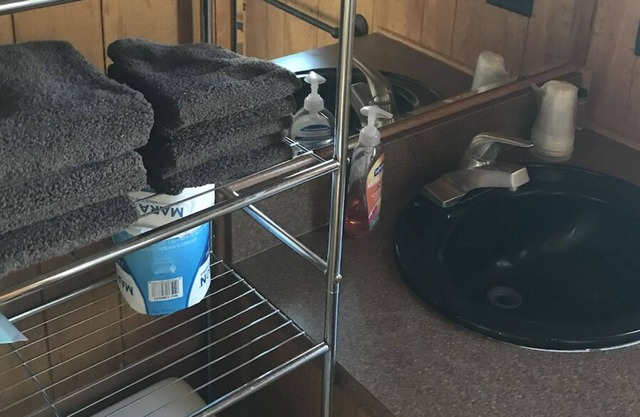 Tiny Home @ 7N Ranch Resort, sleeps 4, central location.