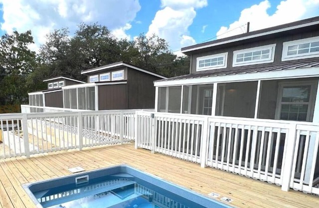 Tiny Home at Medina Lake (w/Hot Tub & Pool)