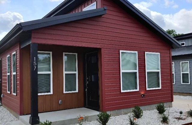 Tiny Home near MTB Trails, Wal-Mart HQ, Sleeps 6