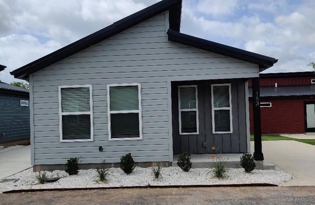 Tiny Home near MTB Trails, Wal-Mart HQ, Sleeps 6