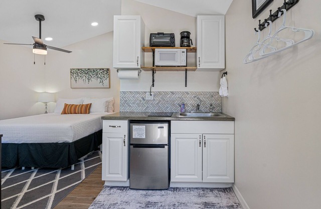 Tiny Home Near USF and Downtown—Patio, Fast Wi-fi