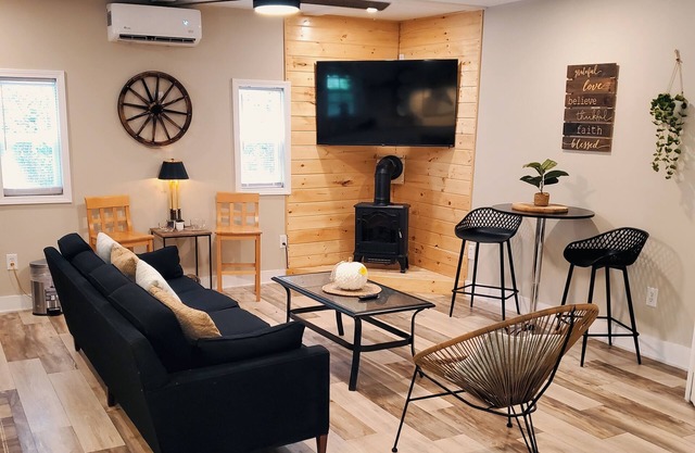 Tiny house (studio) and camper in campsite, accommodates 6 people total!