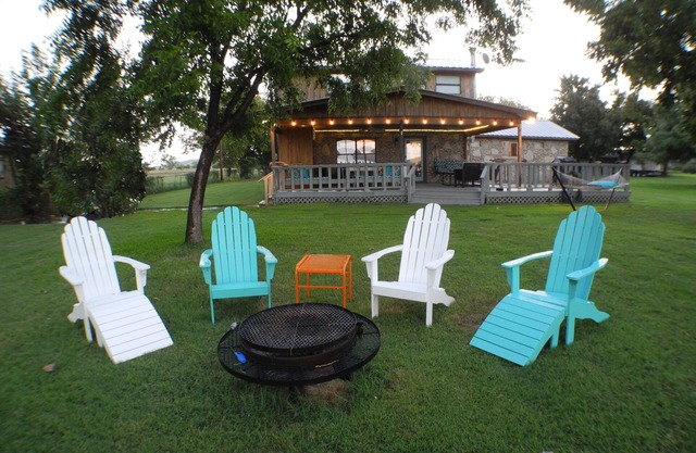 Toad Hollow Lake House - 13 minutes from Rocker B Ranch!