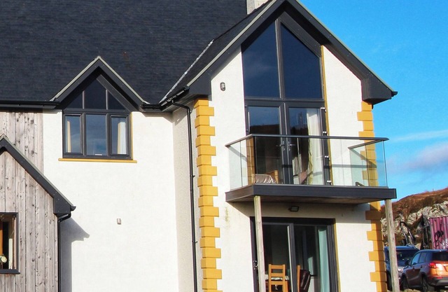 TOBSON, family friendly, character holiday cottage in Leverburgh