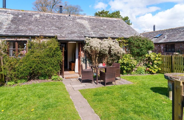Todd Cottage - Dog-friendly Cottage with garden