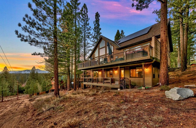 Toiyabe Luxury 6BR + Loft, 5BA, Spa,8 Min to Ski