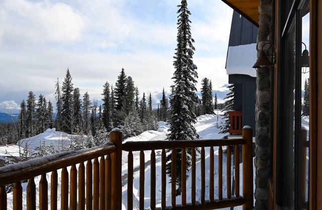 Toka Pines at Big White