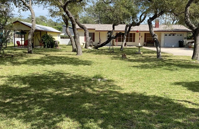 Tony's Coastal Cottage: Dog Friendly & Lrg. Privacy Fenced Backyard! Quiet area