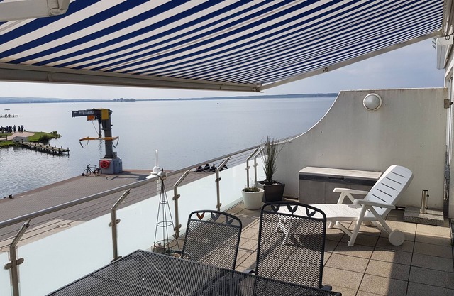Top-equipped vacation apartment directly on the lake