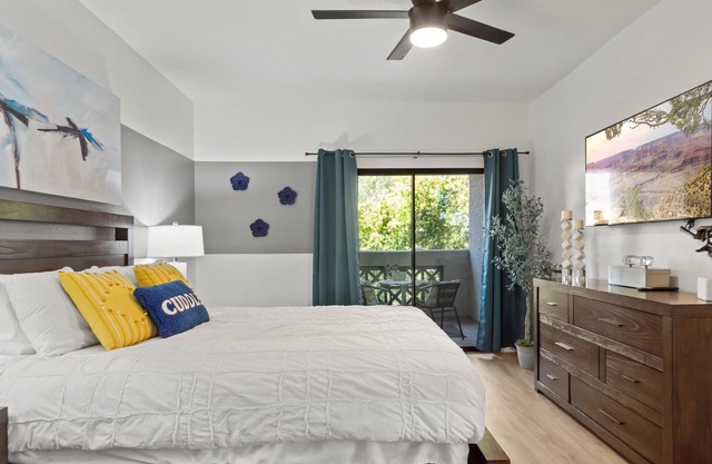 Top-Floor 1BR Stroll to Golf, Shops & Dining