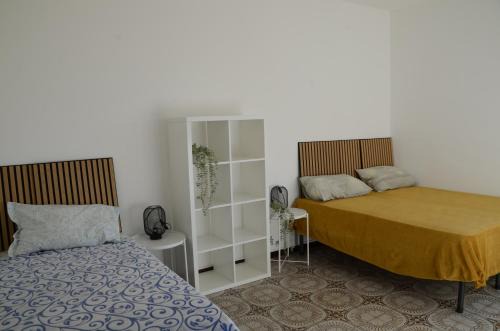 Top Floor Apartment 5 minutes walk to lake