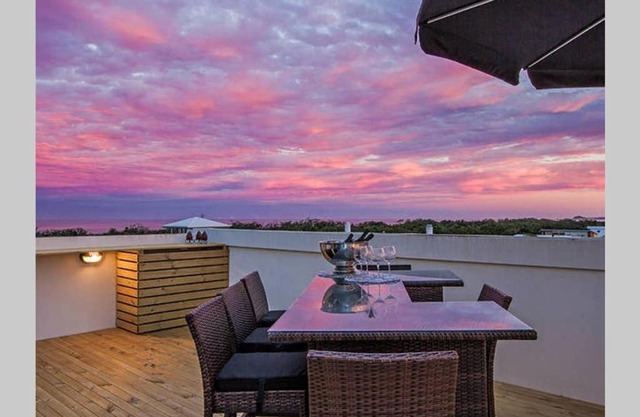 Top-floor beachside apartment with views