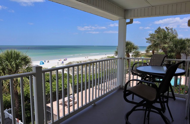 Top Floor, End Unit Views of Indian Rocks & Walkable to the Best Eats of IRB!