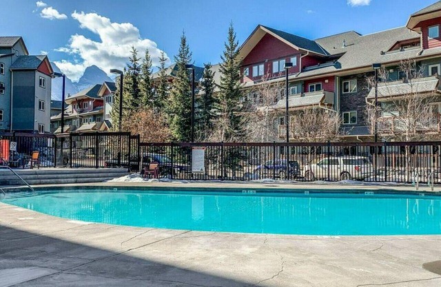 Top Floor Mountain View with Pool & Hot tubs