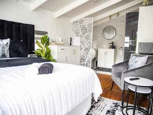 Top-Floor Open En-Suite Studio