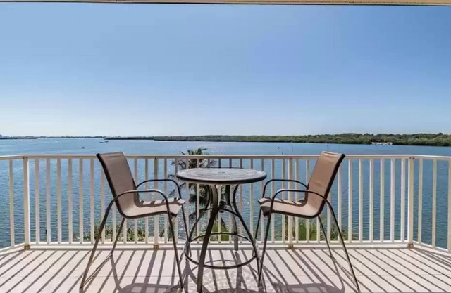 Top-Floor Waterfront Condo with Bay view + Pool and Hot Tub
