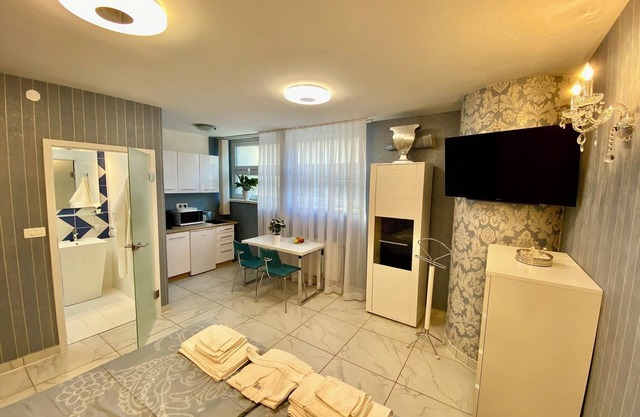 Top Location, Stylish Studio, City Center, Nearby Parking, Bus/train Station