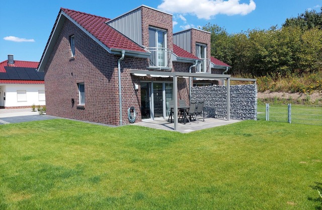 TOP! New build - High-quality and modern DHH, wallbox, electric fireplace, WLAN, close to the lake