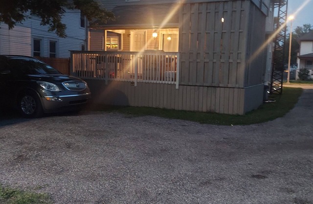 Top Notch Nest-Soothing 4-bedroom,3 bathroom house with Ac in charming Toledo