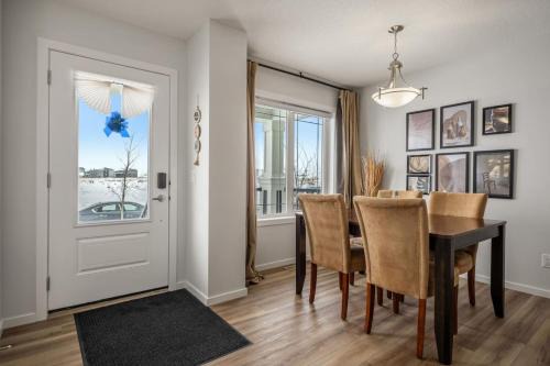Top Rated Home with Private Garage, Near Airport, Free Banff Pass, Netflix, Sleeps 8