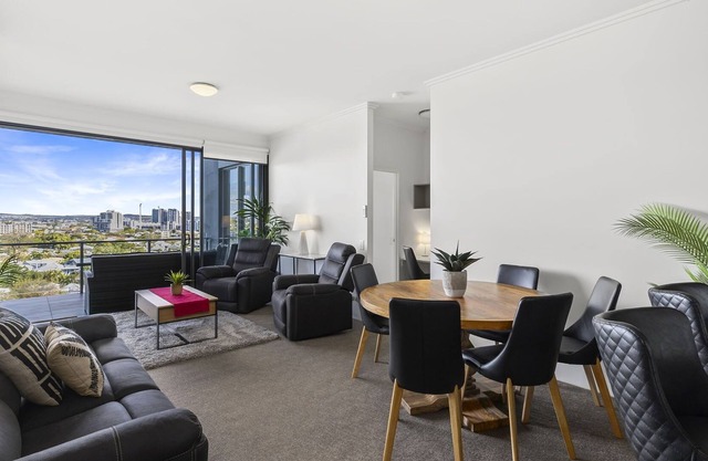 Tope Floor Two Bedroom Unit with Wifi & Parking