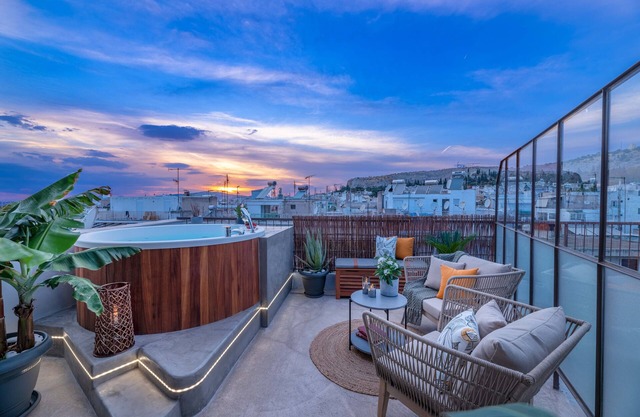 TopFloor Getaway Balcony & Hot tub+Acropolis view