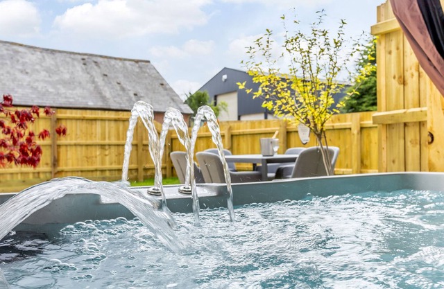 Toppesfield Hall Luxury Cottage with Hot Tub