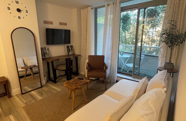 Toronto 1 bed 1bath condo with 1 parking near Casa Loma closer to subway