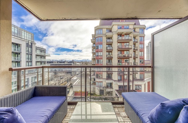 Toronto Furnished Condo - Modern 1 Bed, 1 Bath Corner Suite. 6 month+ Stays
