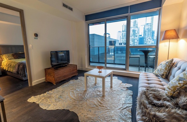 Toronto Luxury Condo Rental – Posh Suite with City Views & Great Amenities