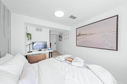 Toronto Spacious Room, Parking, Smart Monitor