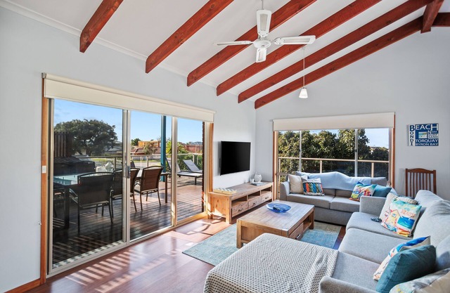 Torquay Family Getaway - Perfect for couples, families & dogs! 400m to beach